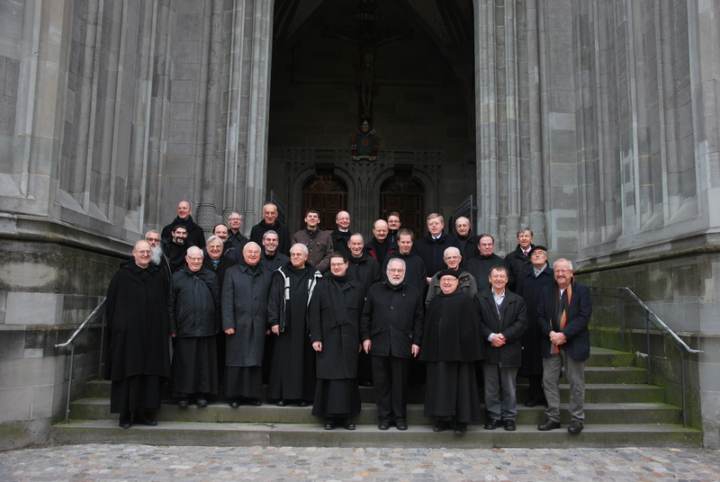 Die Teilnehmer am 38. Beuroner Brüderkurs während des Ausflugstages vor dem Portal des Konstanzer Münsters