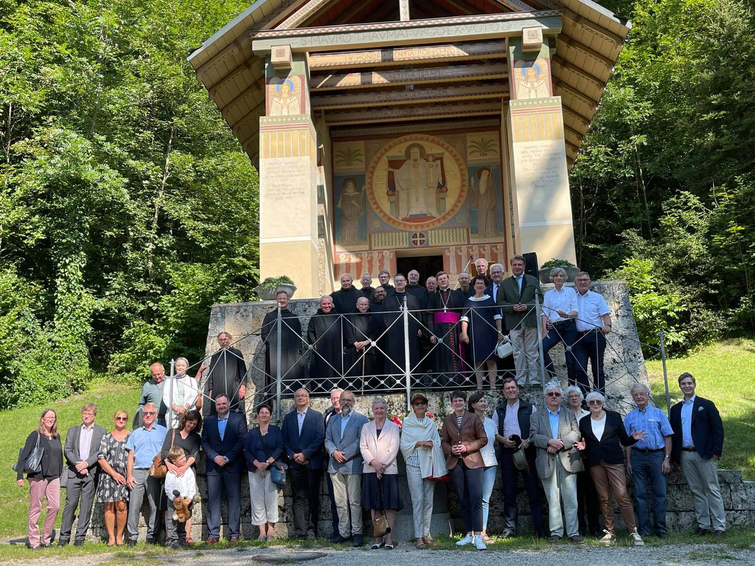 Ehrengäste, Mitglieder des Vereinsvorstandes, des Kuratoriums und des Konvents bei der Jubiläumsfeier 150 Jahre St. Mauruskapelle am 5. September 2021.