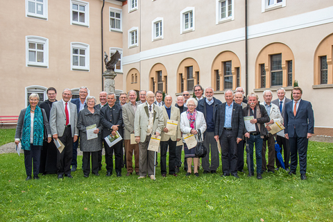 Mitgliederversammlung Verein der Freunde: Gruppenfoto der geehrten Vereinsmitglieder | Copyright: Hermann-Peter Steinmüller