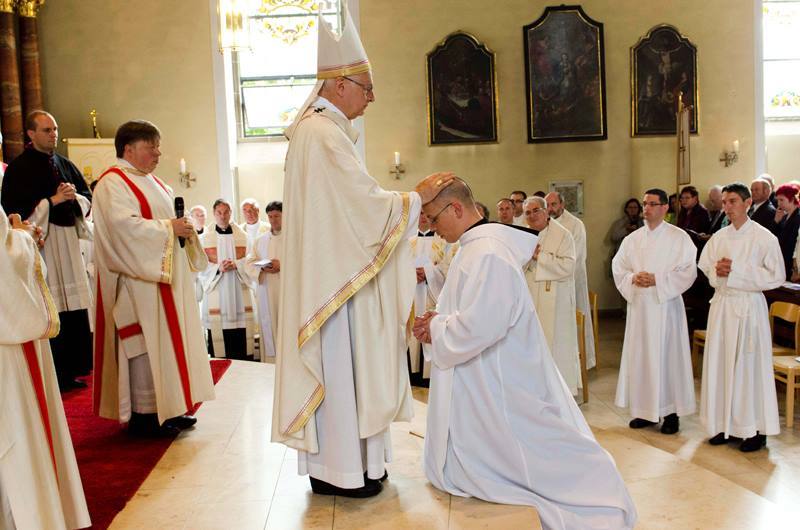 Erzbischof Robert legt Br. Maurus die Hände auf