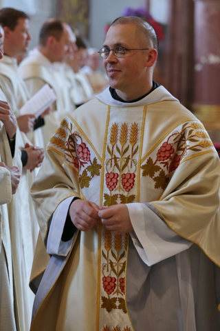 Br. Maurus Scholz OSB zum Priester geweiht: P. Maurus während des Friedensgrußes nach der Weihehandlung